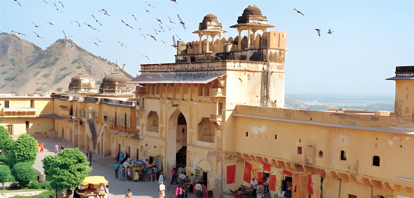 Jaipur, people and birds circling at the Amber palace