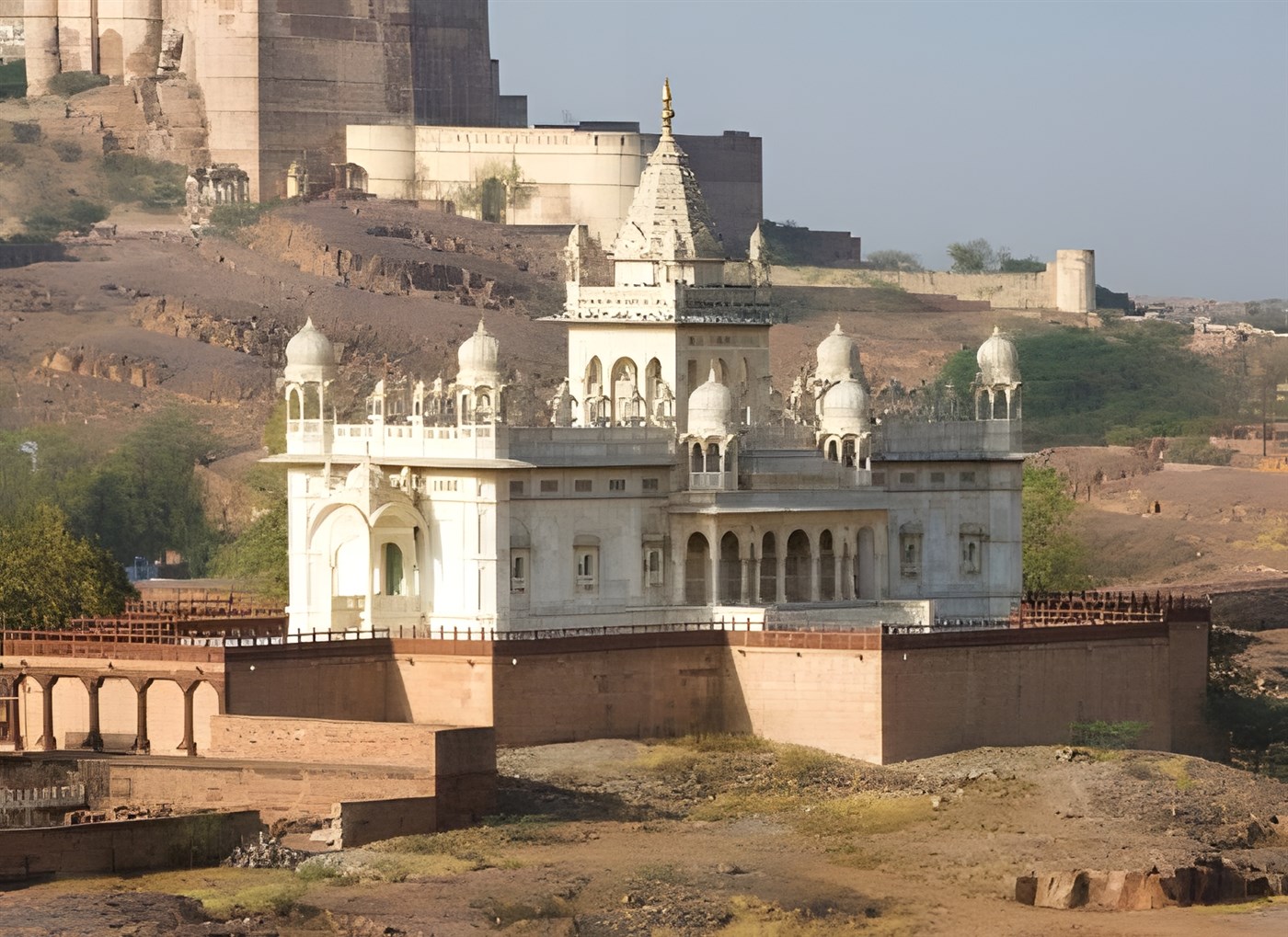 Jaswant Thada memorial, white marble memorial in memory of Jaswant Singh II, Mehrangarh Fort in background, Jodhpur, Rajasthan, India / mausoleum