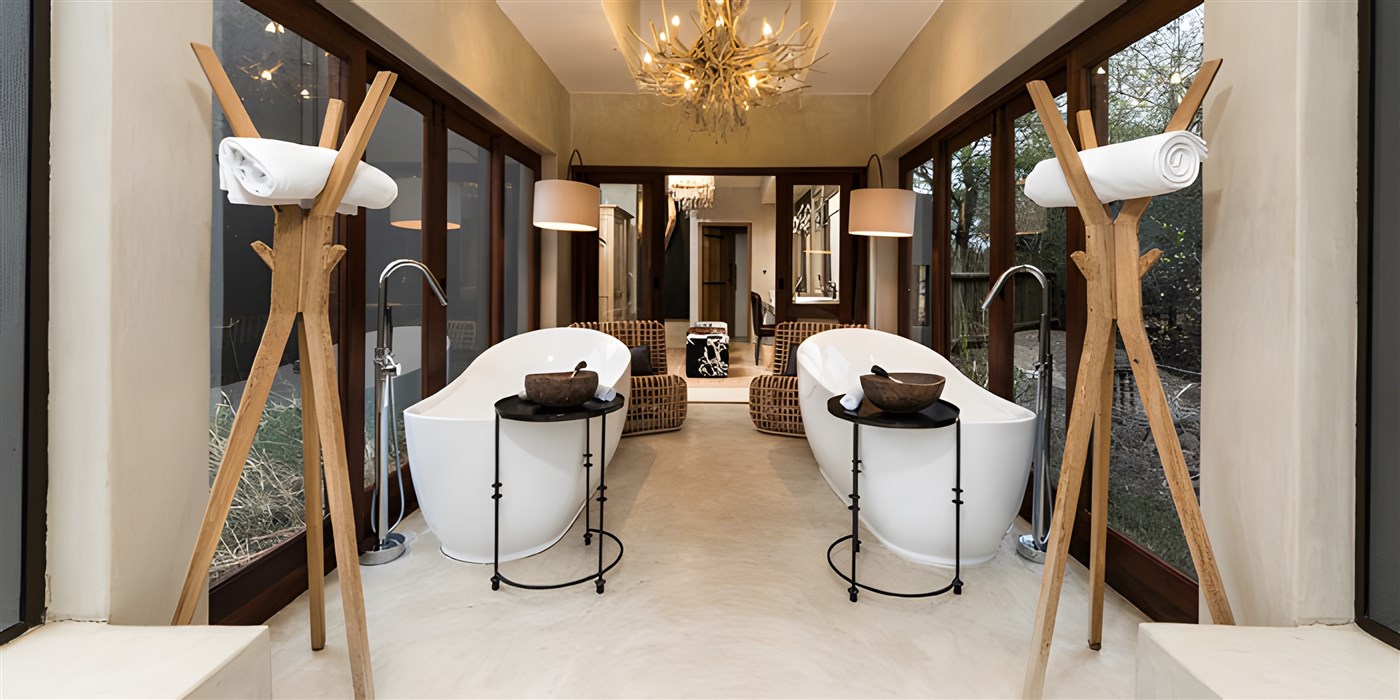 His and her baths side by side, Sabi Sabi Bush Lodge - South Africa