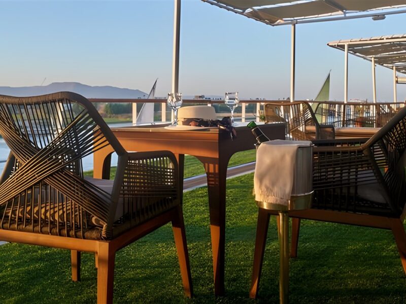 Alfresco dining on sundeck