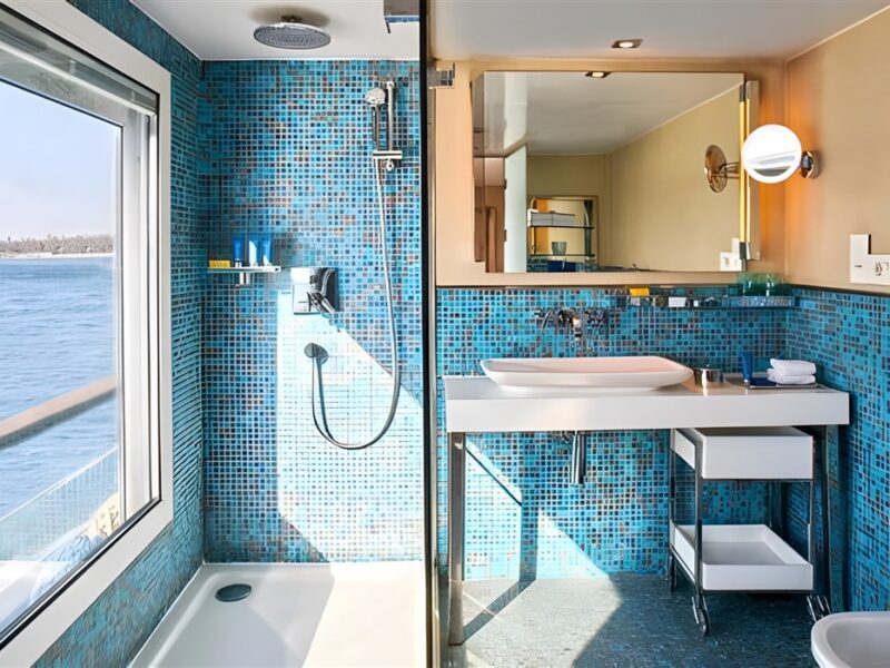 Luxury Cabin bathroom