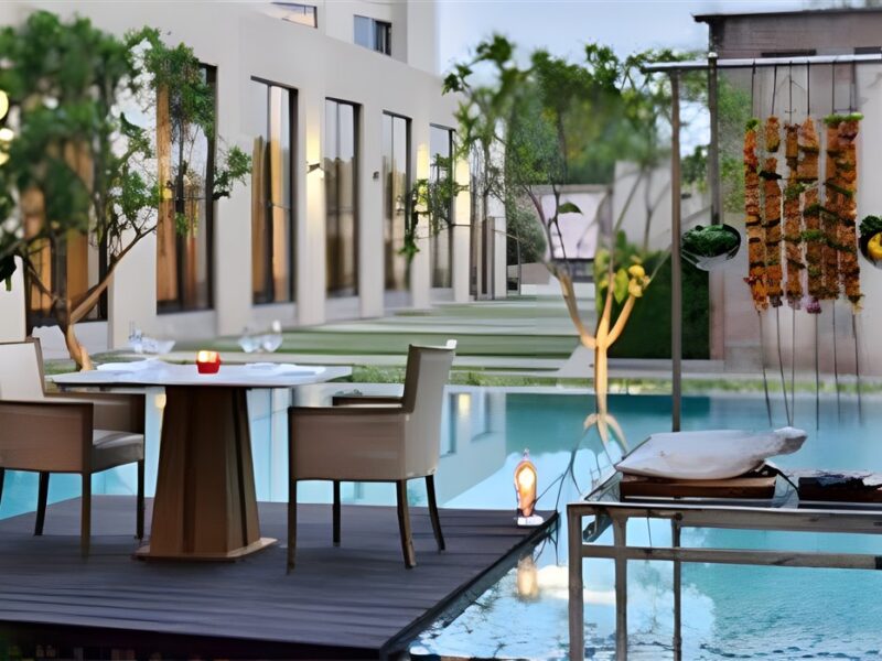 Poolside dining