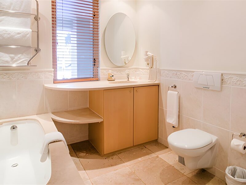 1 bedroom luxury apartment bathroom
