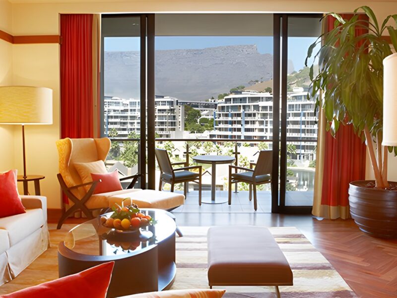 Marina Grand Suit lounge