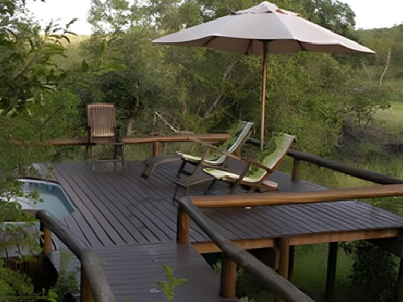 Deck with plunge pool